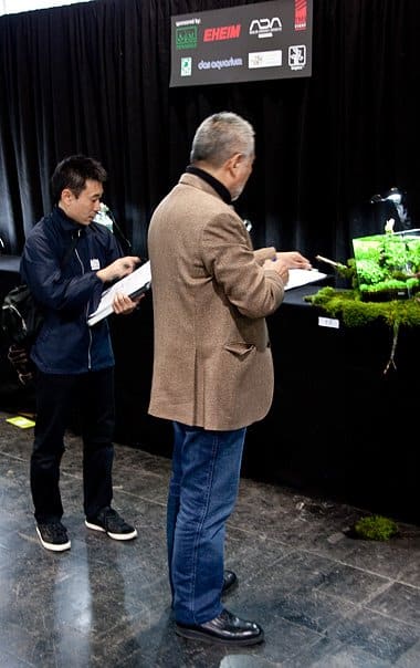 Takashi Amano julgando a montagem "Out of Square"