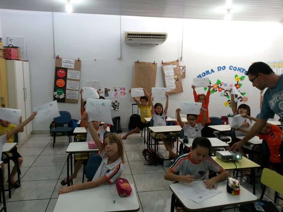 Estudantes ensinam sobre a criação de peixes em aquário