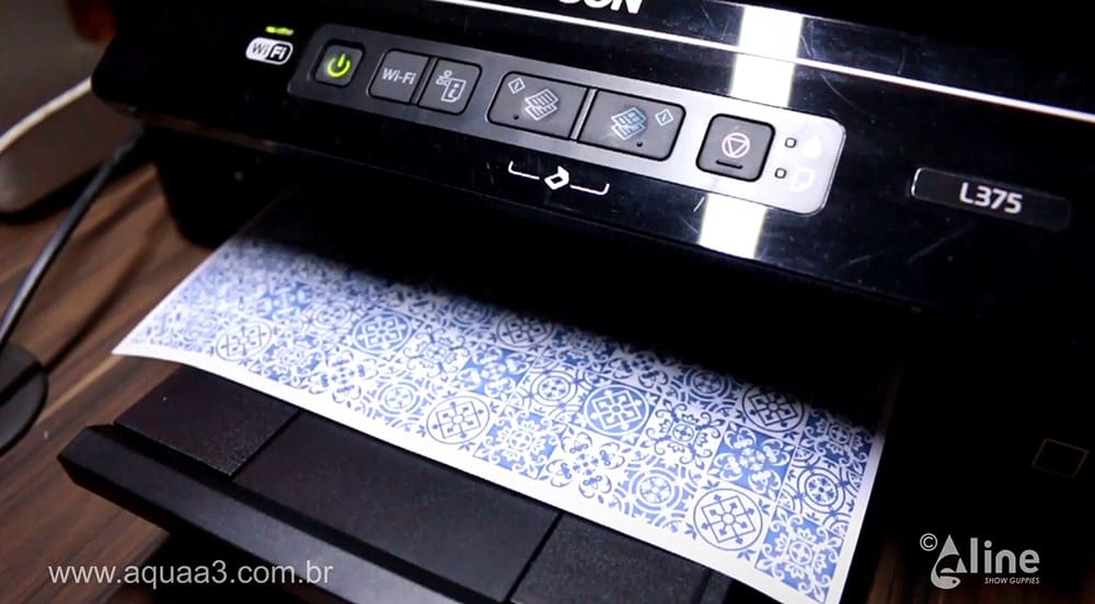Imprima com papel adesivo a textura azulejo 